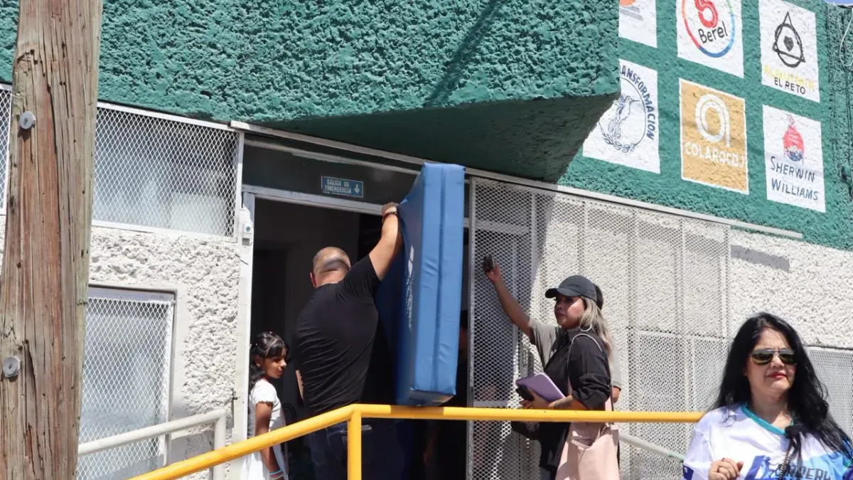 Dona Canaco Juárez colchonetas e insumos al asilo Ancianos Desamparados