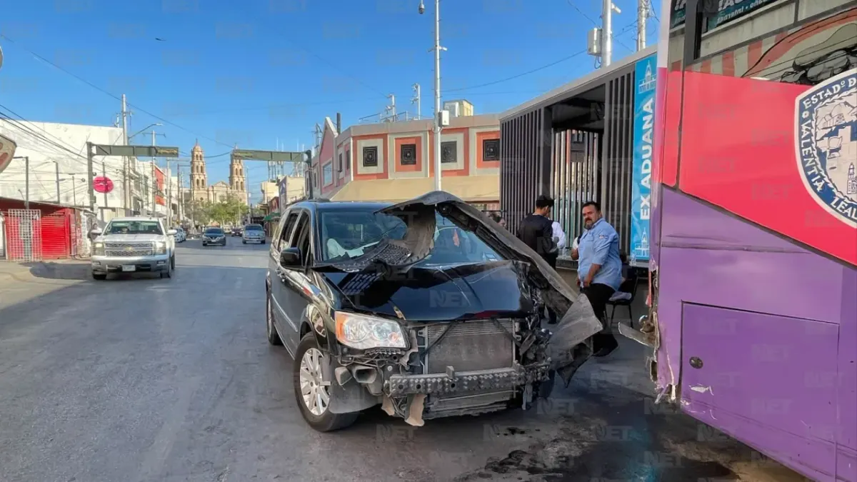Accidente entre auto y JuárezBus en la Vicente Guerrero