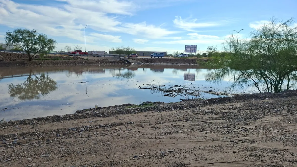 Detienen obras de pozo de absorción en De las Torres por lluvias