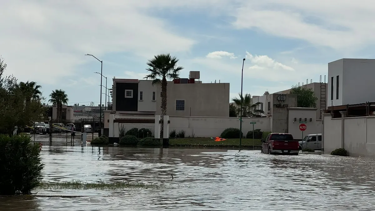 Bomberos desaguan calles y viviendas inundadas en Gardeno Residencial
