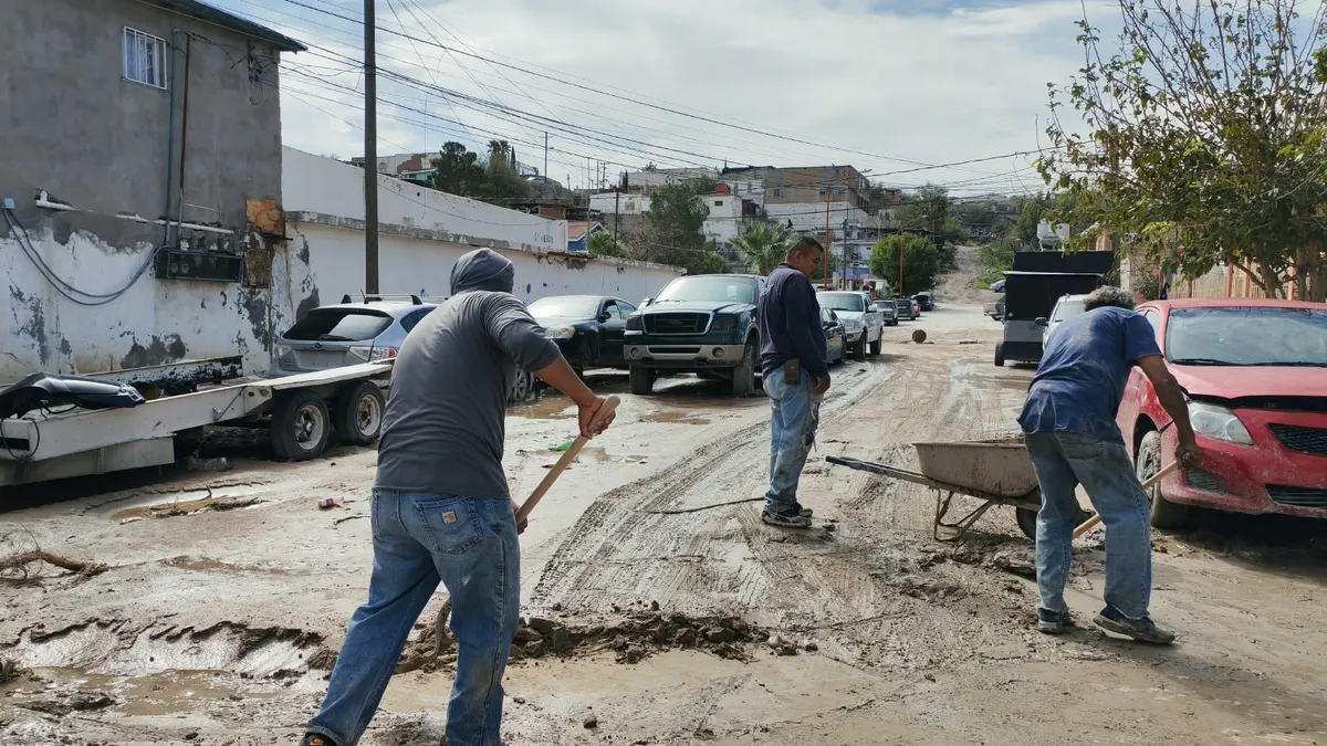 Lluvias arrancan pavimento en la Felipe Ángeles y dañan viviendas