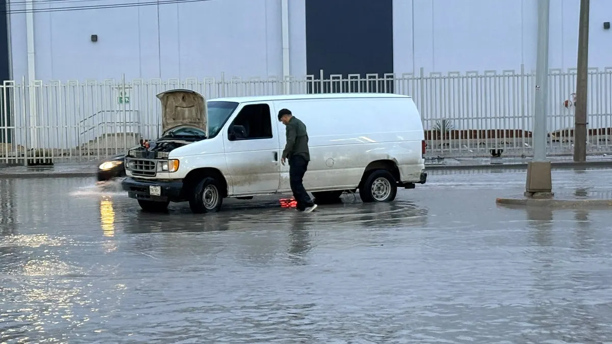 Lluvias dejan varados a automovilistas en distintos puntos de Juárez