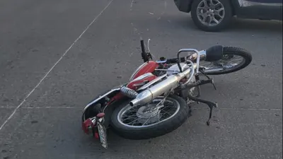 Camioneta de seguridad privada lesiona a motociclista en choque y se da a la fuga