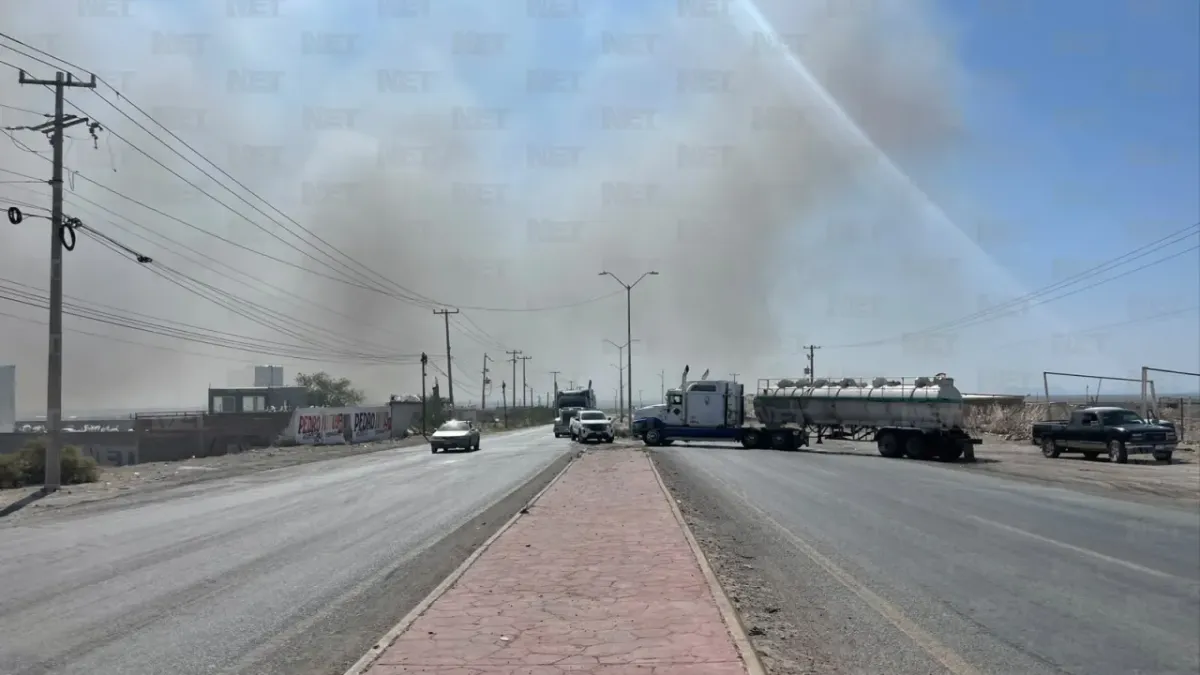 Incendio no cede tras 24 horas; bomberos exhaustos reciben apoyo ciudadano