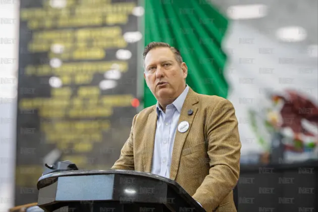 Tunden colectivos a Carlos Olson; lo tachan de homofóbico