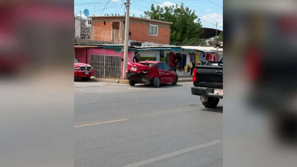 Choque de camión contra vivienda y autos deja lesionados; el chofer huye