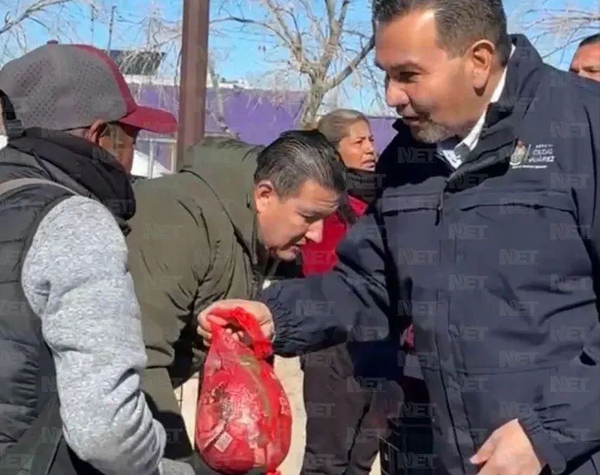 Apoya alcalde a familias en la cuesta de enero, entrega cárnicos