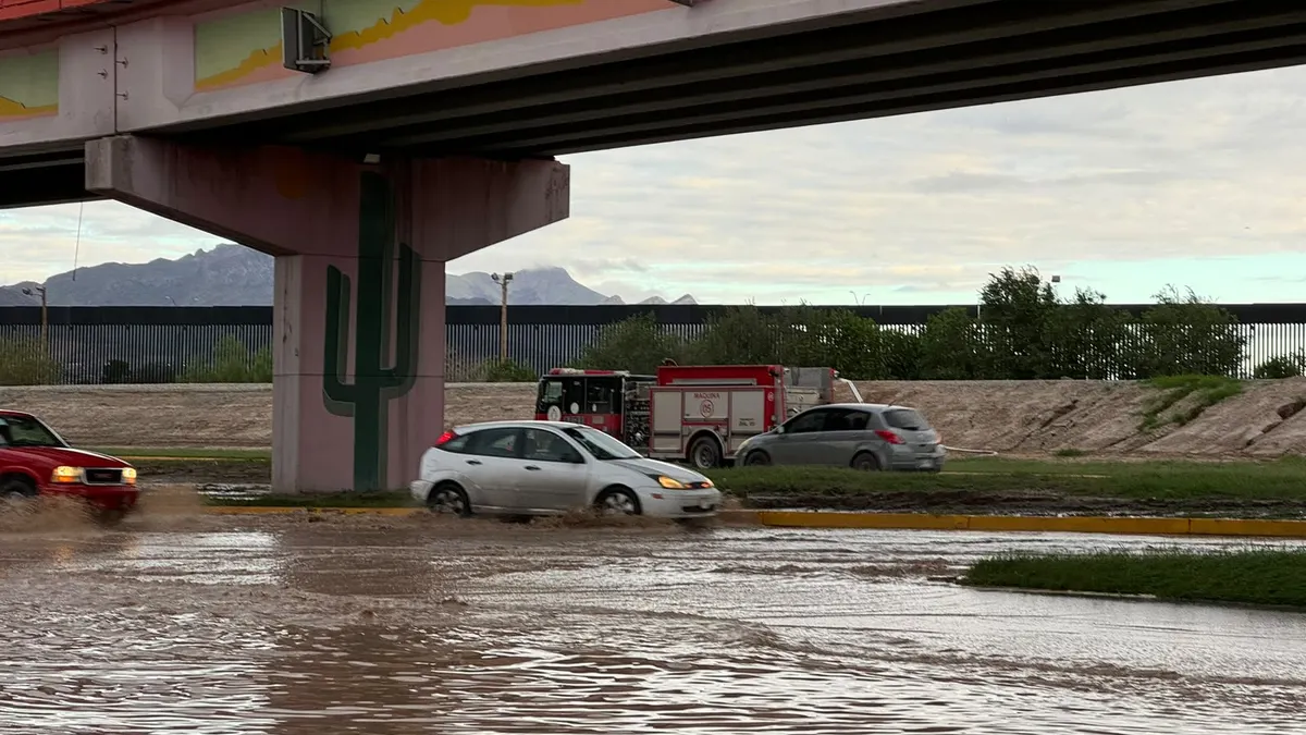 Trabajan Bomberos y JMAS para retirar agua tras desbordamiento del río Bravo