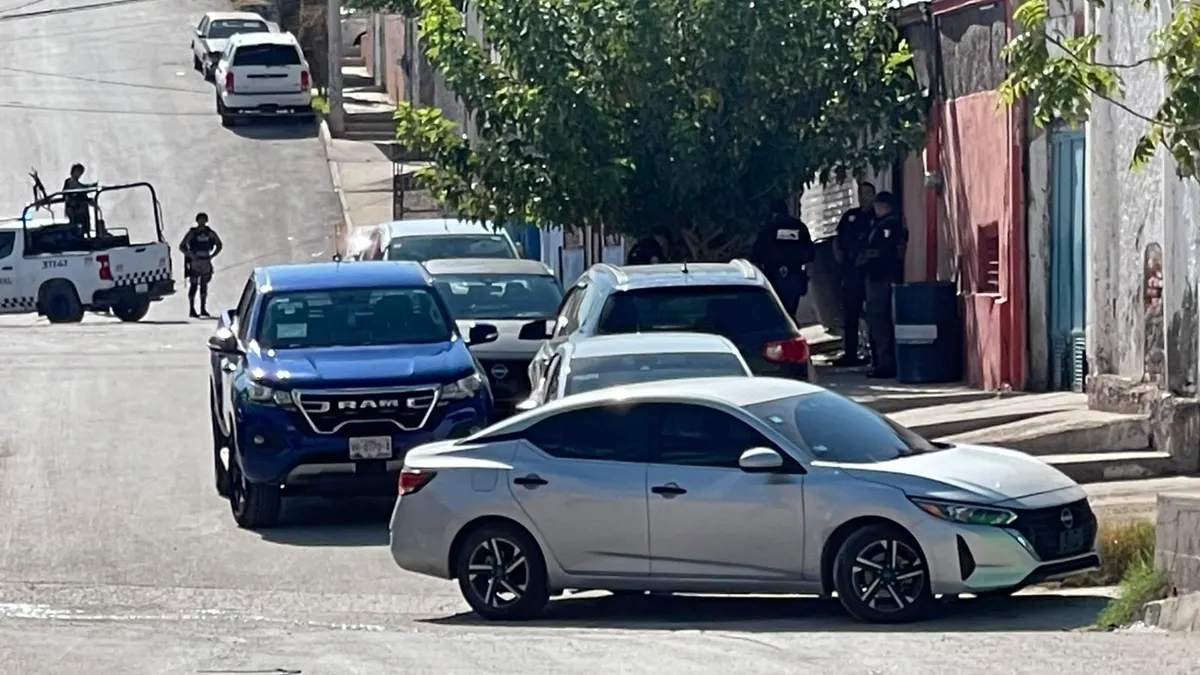 Catean viviendas por homicidio en estacionamiento de centro comercial; hay un detenido