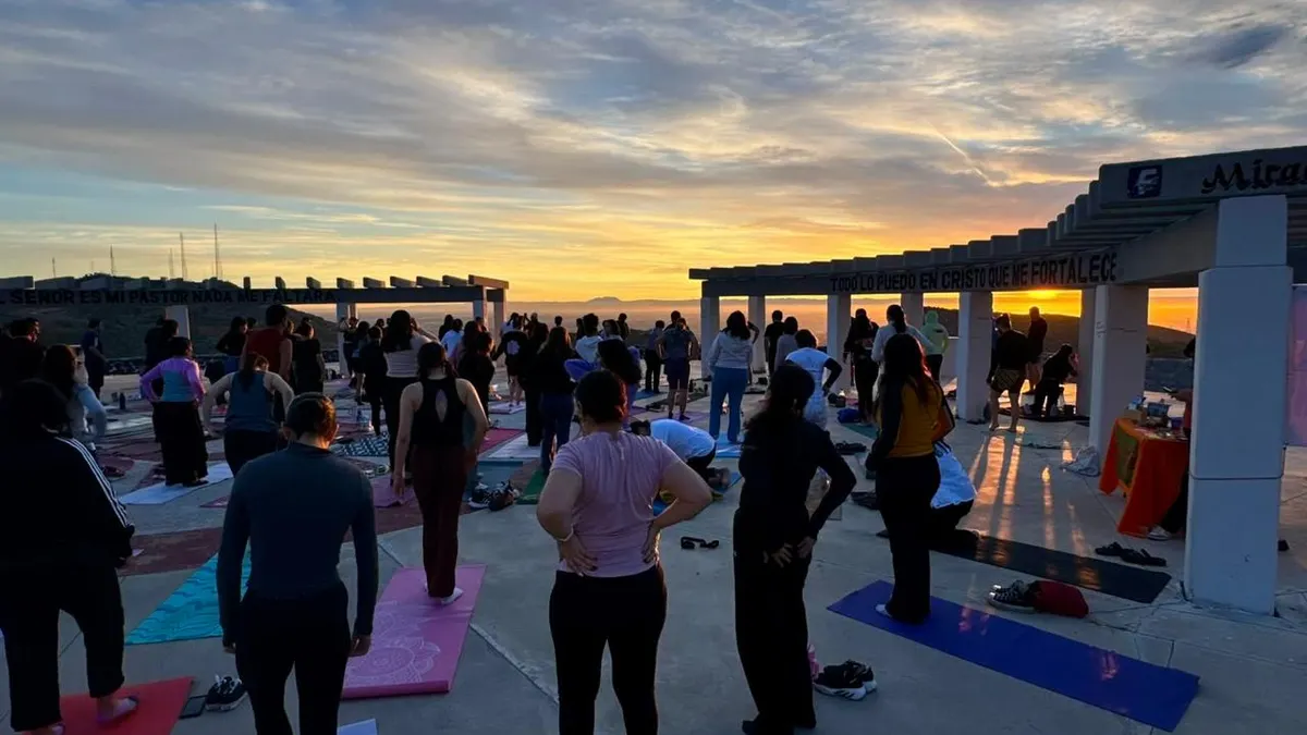 Realizan sesión de yoga al aire libre en el mirador Rosa de los Vientos