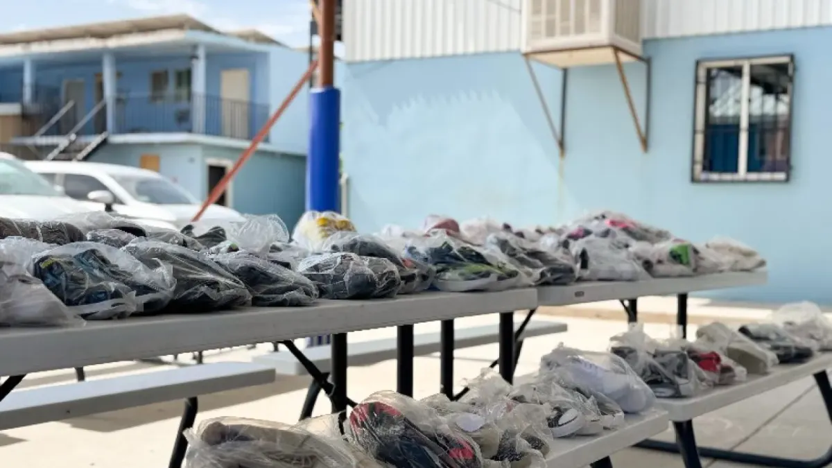 Dona TotalGas más de 150 pares de tenis a niños de casa hogar en Juárez