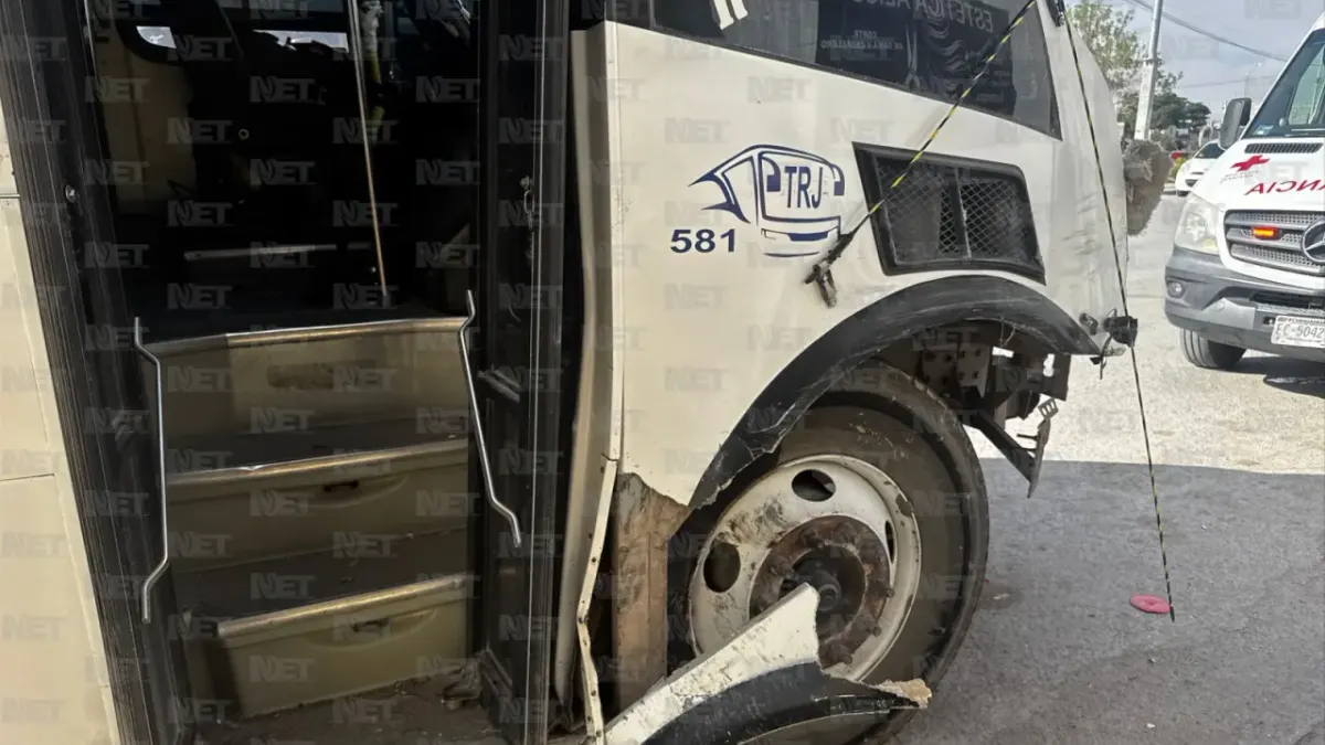 Camión de maquila se estrella contra tráiler; hay varios lesionados