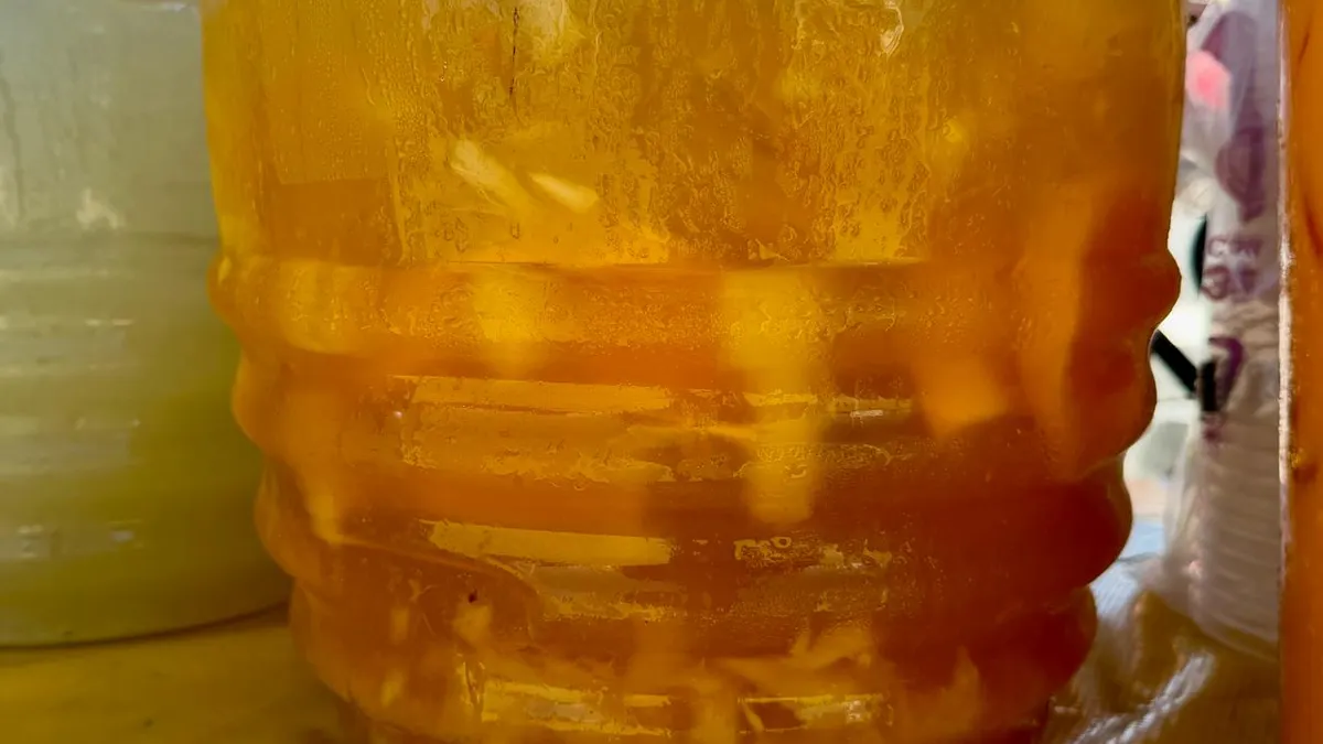 Mantiene Roberto su negocio de aguas frescas y papas locas en la Gómez Morín