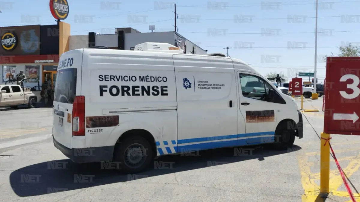 Hallan hombre sin vida dentro de camioneta en estacionamiento de supermercado