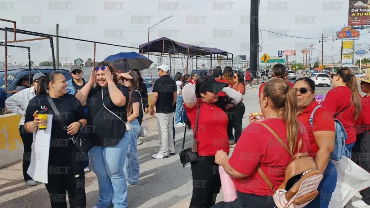 Maestros toman casetas del Puente Zaragoza en protesta por Ley del Issste