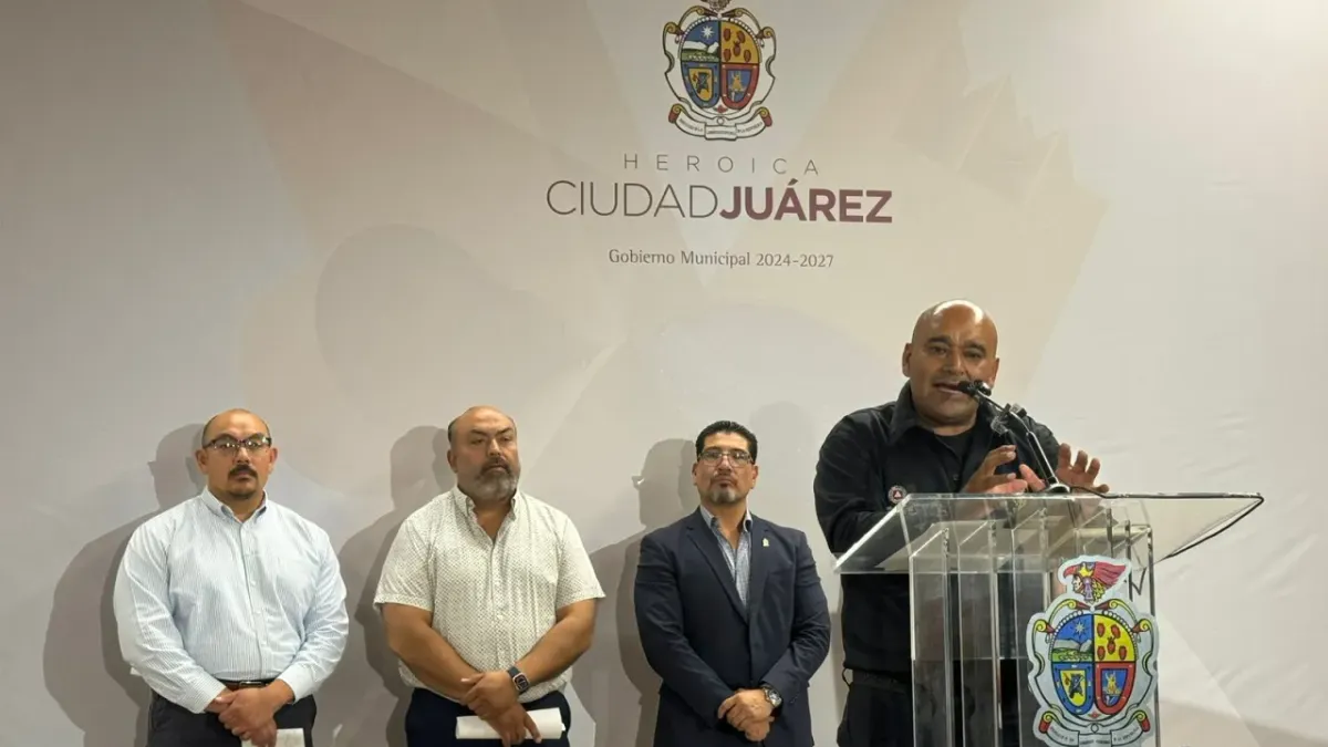 Controlan Bomberos al 95% el incendio en recicladora