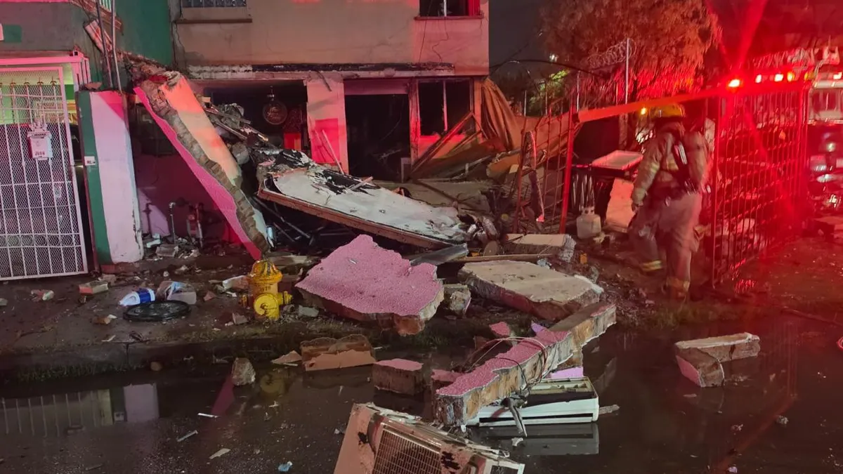 Explosión por fuga de gas deja a adulta mayor atrapada en vivienda