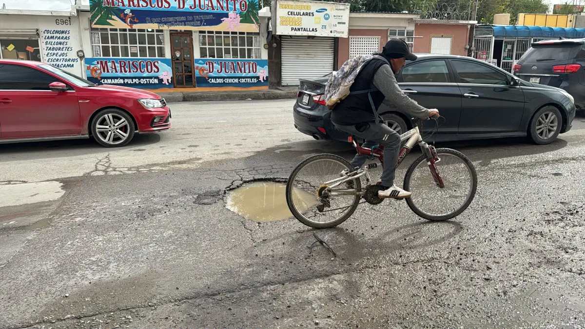 Reportan comerciantes baches ocultos bajo charcos en Valle del Cedro