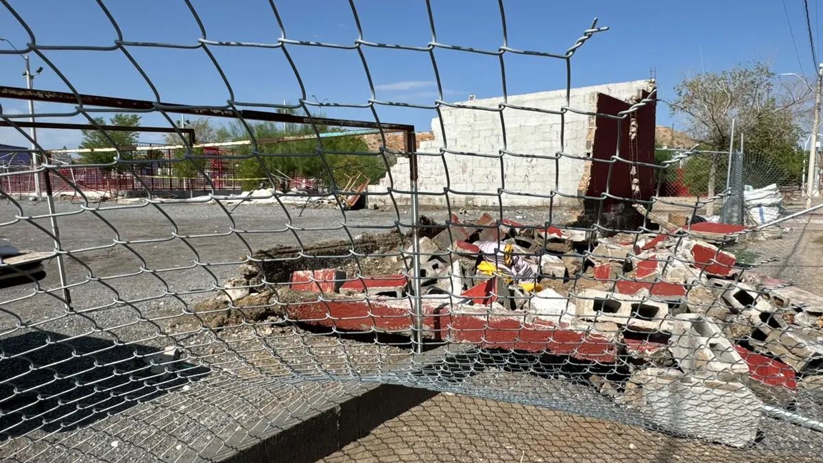 Comerciantes de segundas en Anapra temen perder su espacio tras colapso de barda