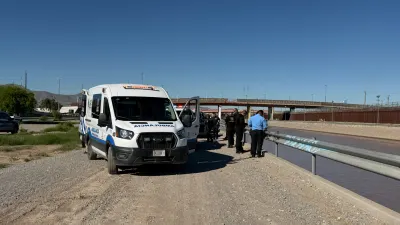 Policía se lanza al río Bravo para salvar a hombre que entró durante la creciente