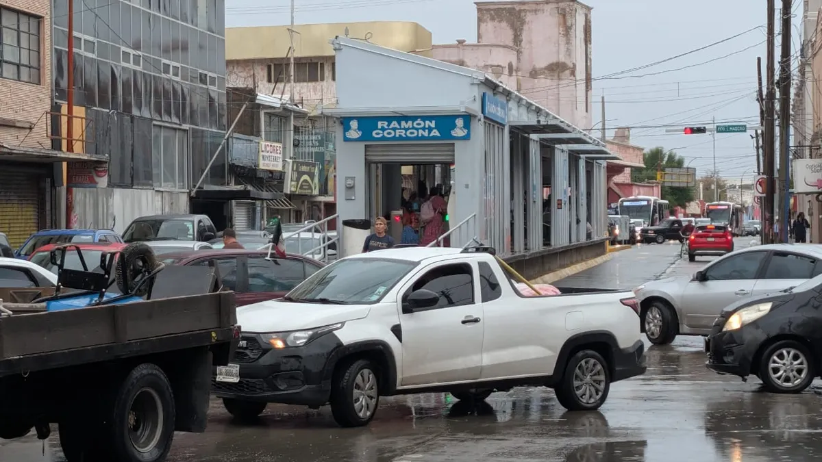 Provoca caos vial cierre de pasos a desnivel en el Centro de Juárez