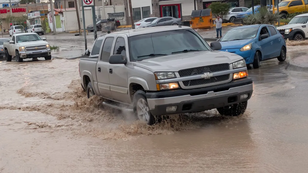 Se registran encharcamientos en avenida de los Aztecas y calle Cemento