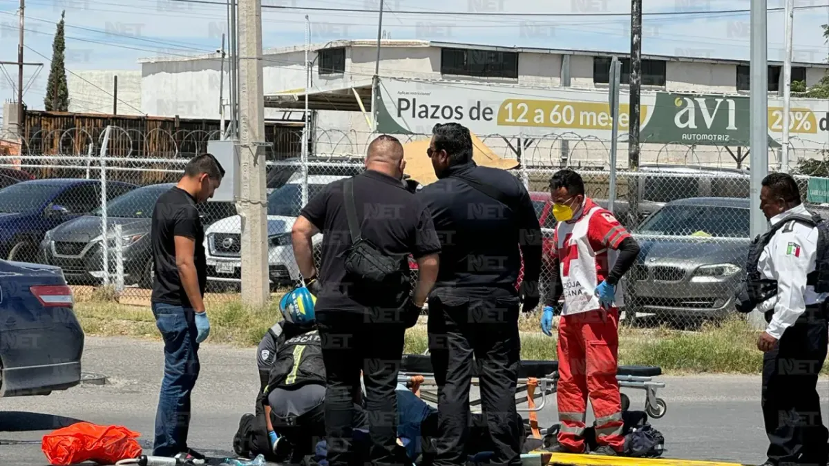 Conductor huye tras atropellar a pareja en motocicleta en bulevar Óscar Flores