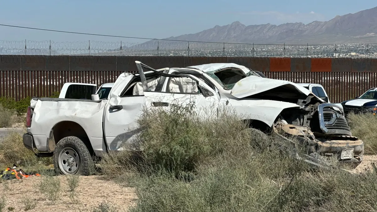 Vuelca camioneta de agentes estatales en carretera Anapra-Santa Teresa