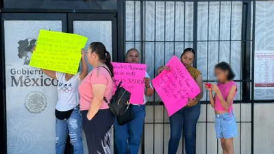 Protestan madres por suspensión de pensiones para personas con discapacidad
