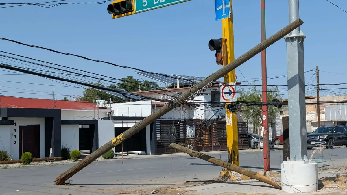 Tractocamión engancha cables y tira poste en la colonia Partido Romero