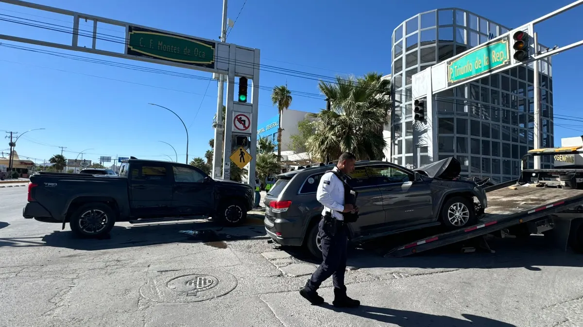 Chocan camioneta y pick up frente al Hospital General