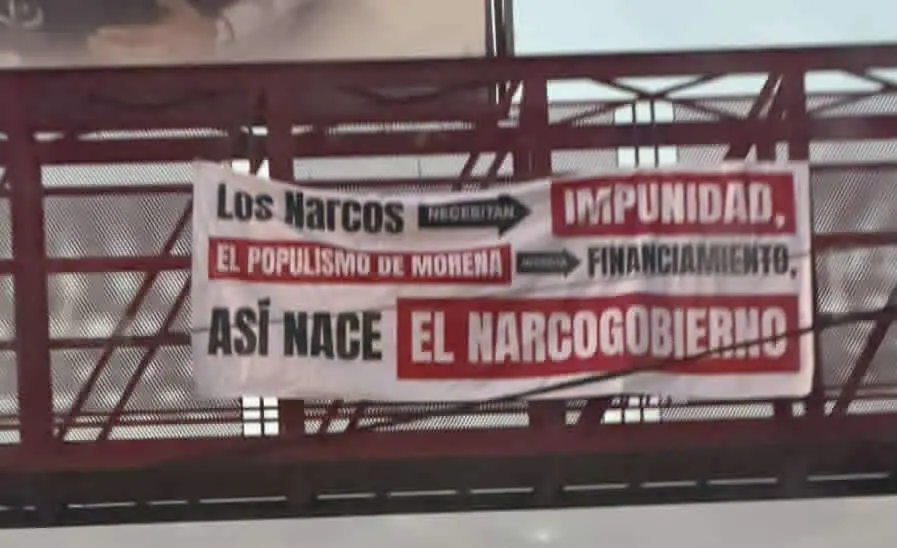 Retiran lona de espacio público por representar peligro para peatones