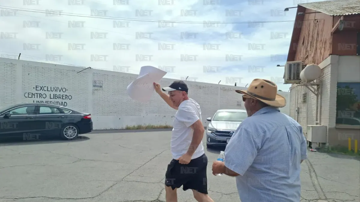 Irrumpe manifestante opositor con pancarta en marcha de Morena
