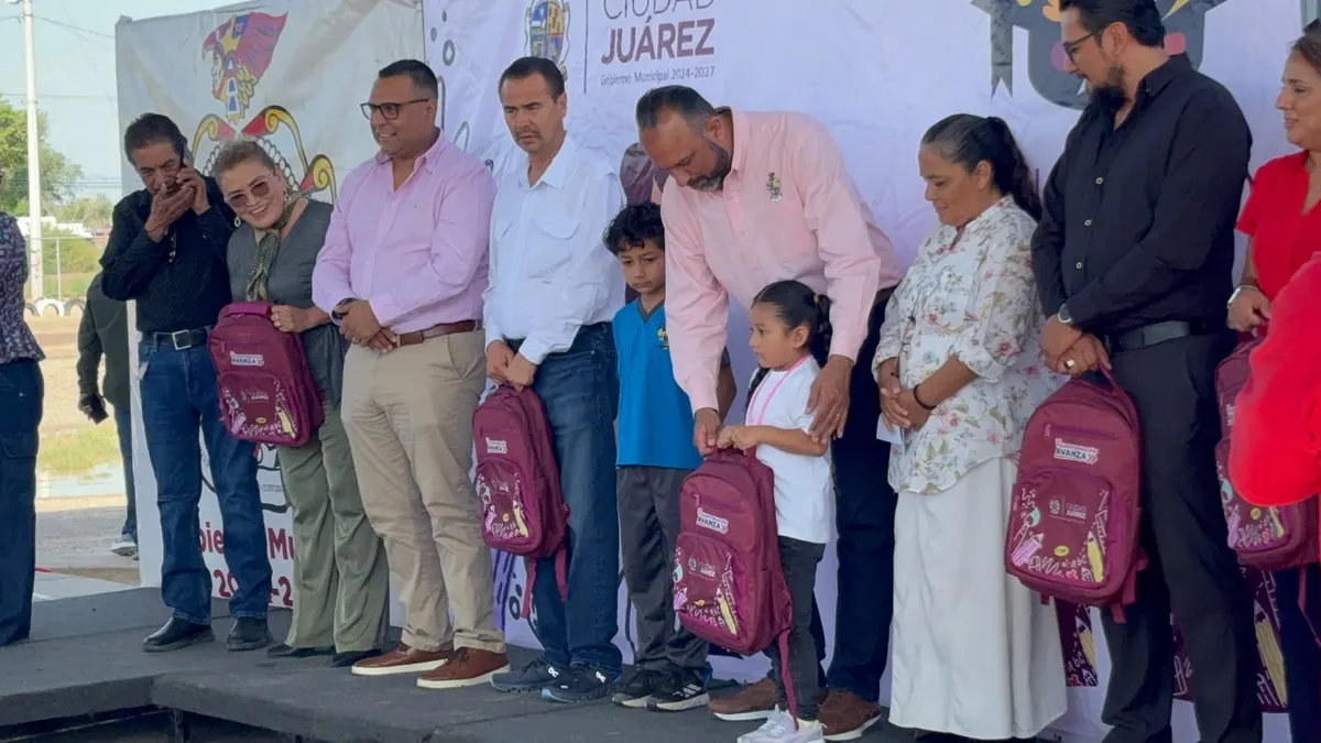 Apoya Municipio a familias con mochilas para alumnos de Primaria Paso del Norte