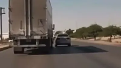 Captan en video a tráiler que choca auto y huye en el bulevar Independencia