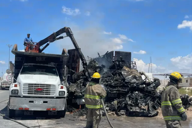 Sofocan incendio en caja de tráiler que llevaba vehículos chatarra a EU