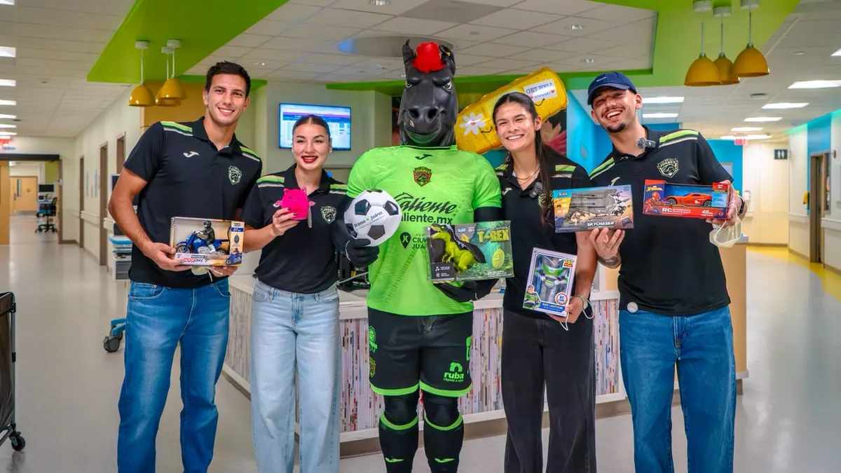 Futbolistas del FC Juárez regalan sonrisas a niños en El Paso Children’s Hospital