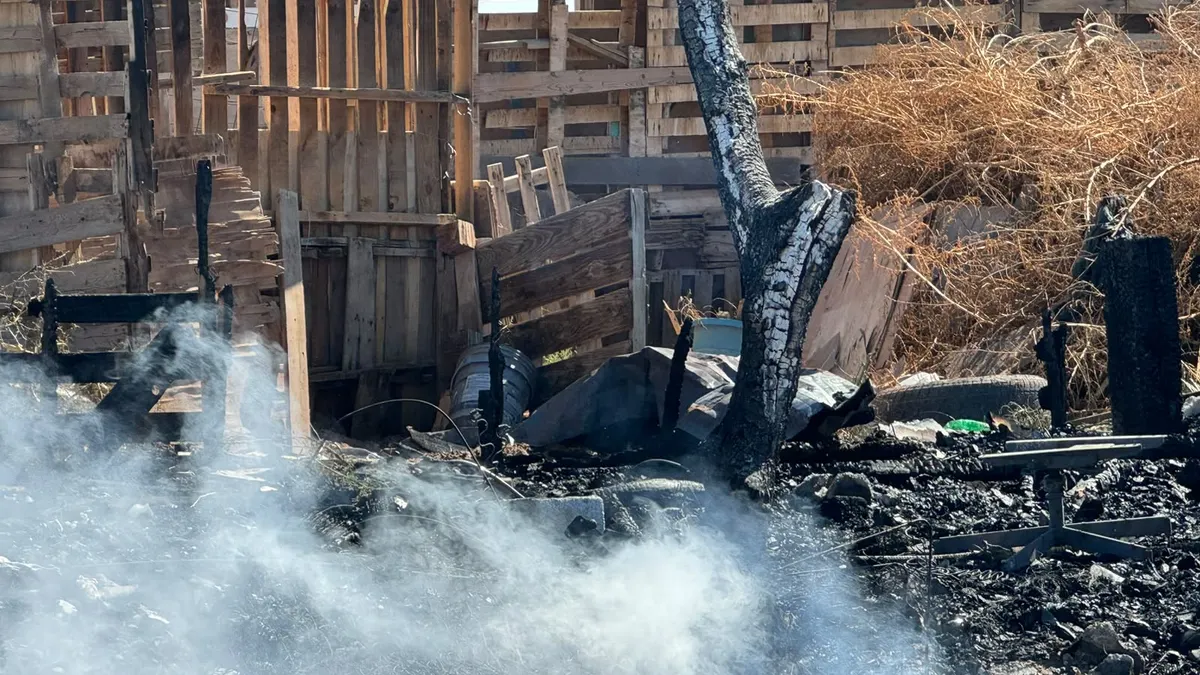 Incendio consume vivienda de madera en fraccionamiento Alborada
