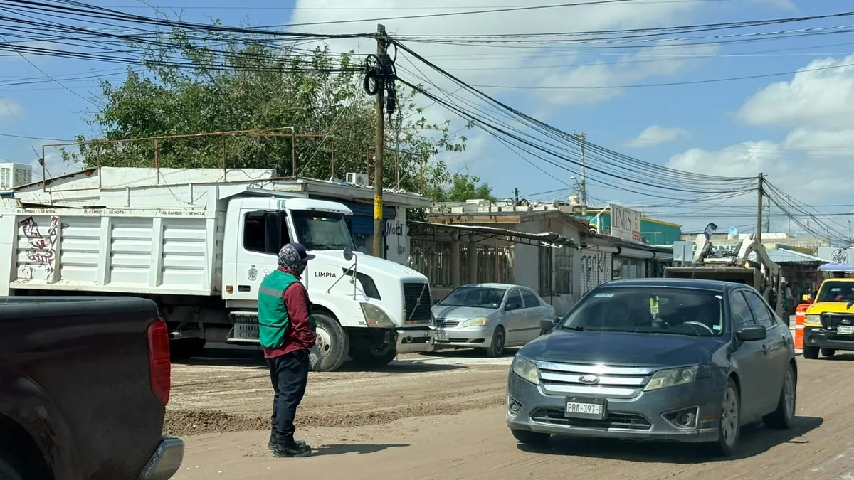 Despliegan maquinaria para limpiar lodo de las calles en Puerto de Palos