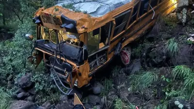 Cae a barranco autobús con familias menonitas en Madera; hay un muerto y 25 heridos