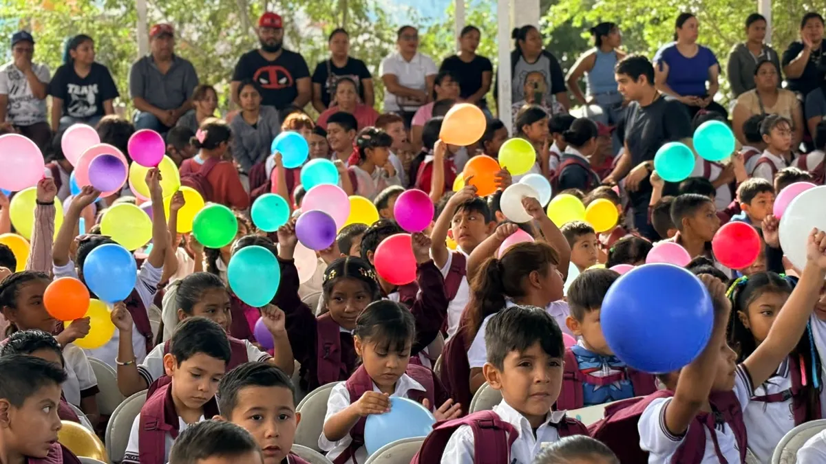 Entregan mochilas y útiles escolares en primaria de Anapra