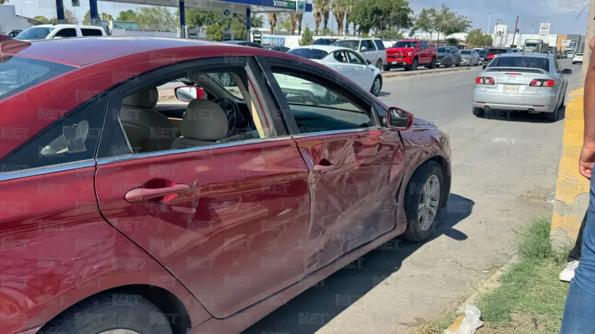 Conductora se pasa semáforo por ambulancia y provoca choque