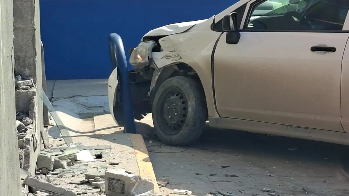 Confunde freno con acelerador y termina dentro de un Oxxo en la Anáhuac