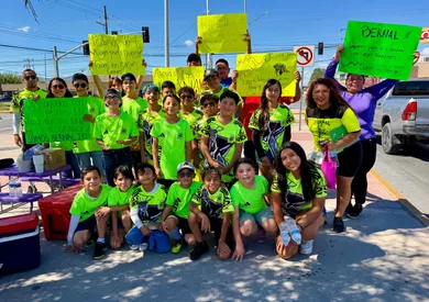 ¡Ayúdalos a cumplir su sueño! Niños venden agua para ir a torneo