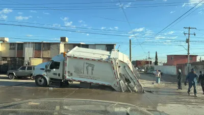 Se hunde pavimento y atrapa camión de Aseo Urbano en Campestre Virreyes