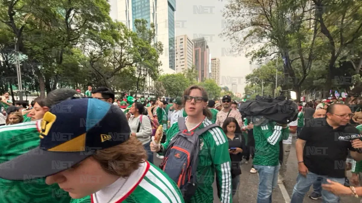 Celebran aficionados en el Ángel el debut triunfal de México en el Mundial