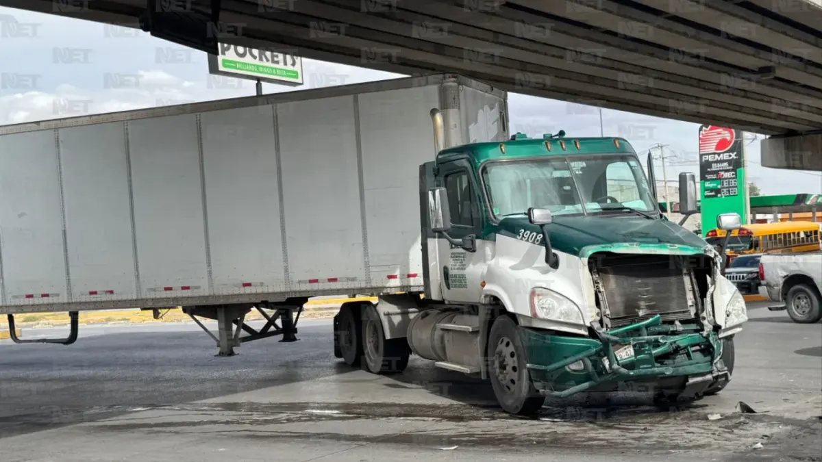 Tráiler intenta ganarle el paso al tren y provoca accidente