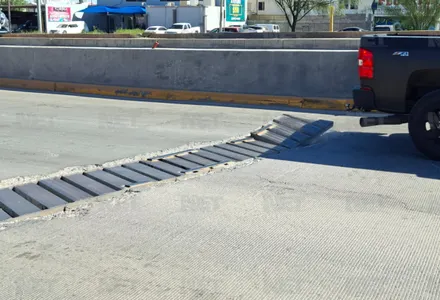 Rejilla dañada en De Las Torres y Sorgo pone en riesgo a conductores
