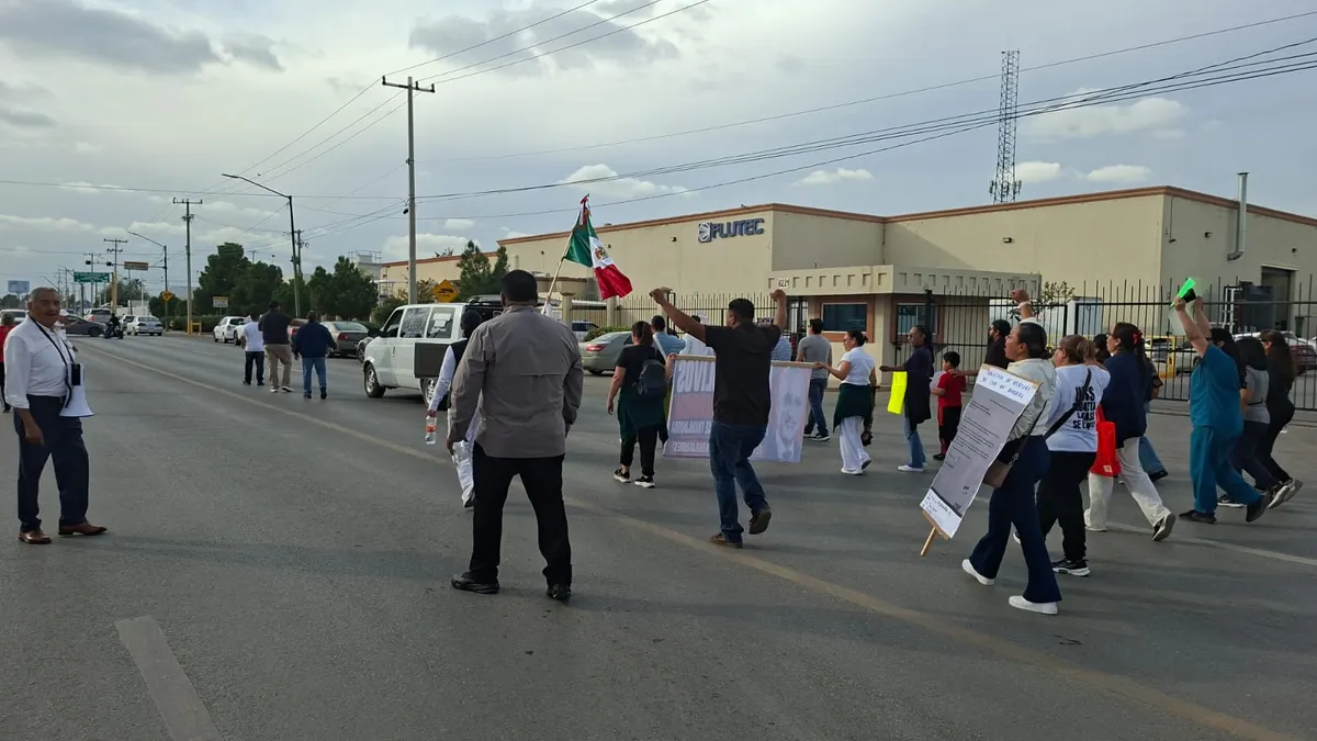 Marchan trabajadores del IMSS en Juárez; rechazan aumento salarial del 8%