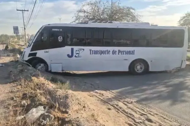 Camión con 10 pasajeros se sale del camino al evitar choque con unidad averiada